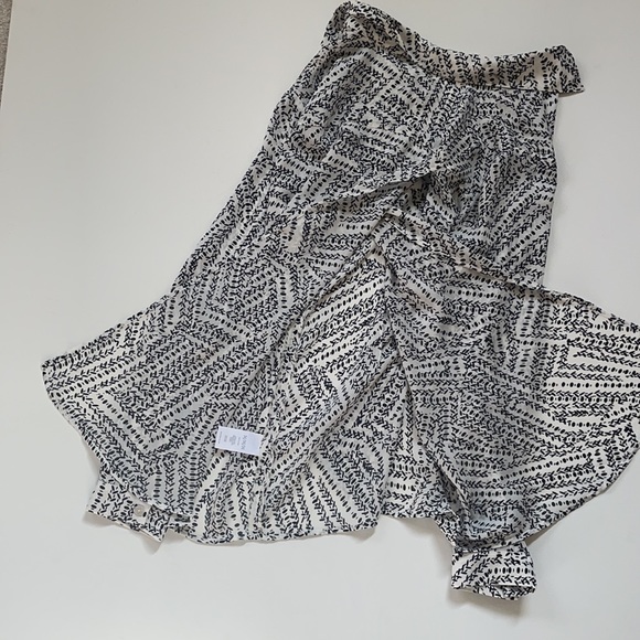 CAbi Split Back Black and White Print Blouse Size M - Picture 9 of 15